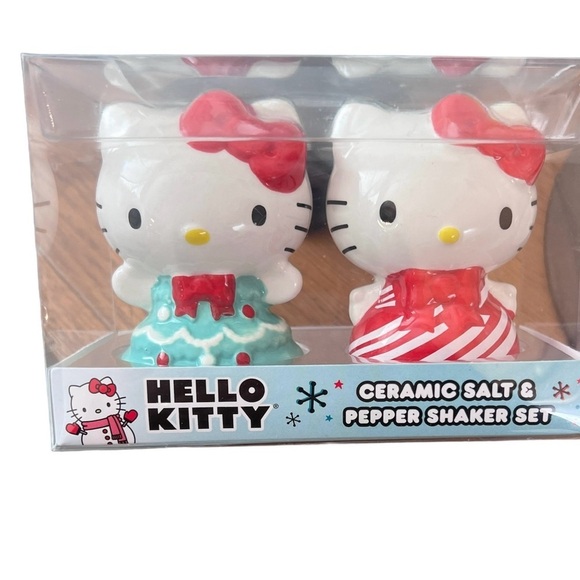 Sanrio Hello Kitty Christmas Salt And Pepper Shakers - Picture 2 of 4